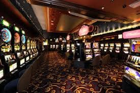 P61 ဂိမ်းလော်ဘီ Slots ဂိမ်းများ Jackpot Bonus Myanmar ကစားသမားများ MMK ဖြင့် Spin နှိပ်နေသောမြင်ကွင်း